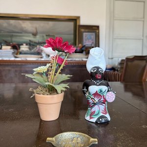 Lote siguiente: Lote de 3 Piezas Decorativas: Maceta con Flores, Figura de Cerámica y Cenicero Metálico