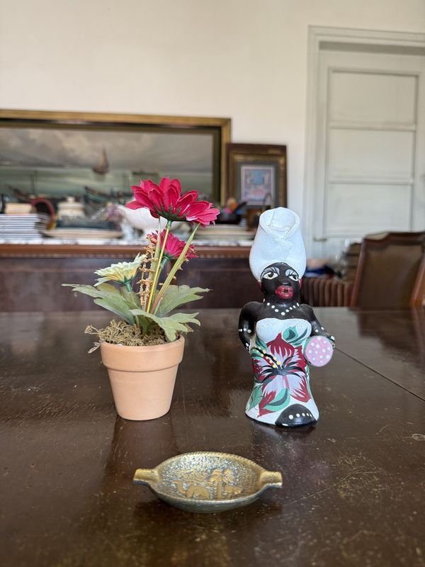 Lote de 3 Piezas Decorativas: Maceta con Flores, Figura de Cerámica y Cenicero Metálico