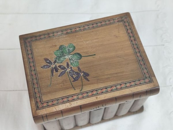 Caja de madera con diseño de libros - imagen 3