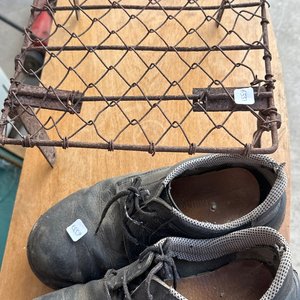Lote anterior: Par de Zapatos Negros de Cuero y Parrilla Metálica Oxidada