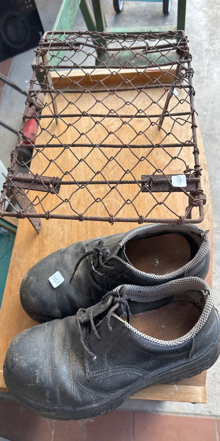 Par de Zapatos Negros de Cuero y Parrilla Metálica Oxidada