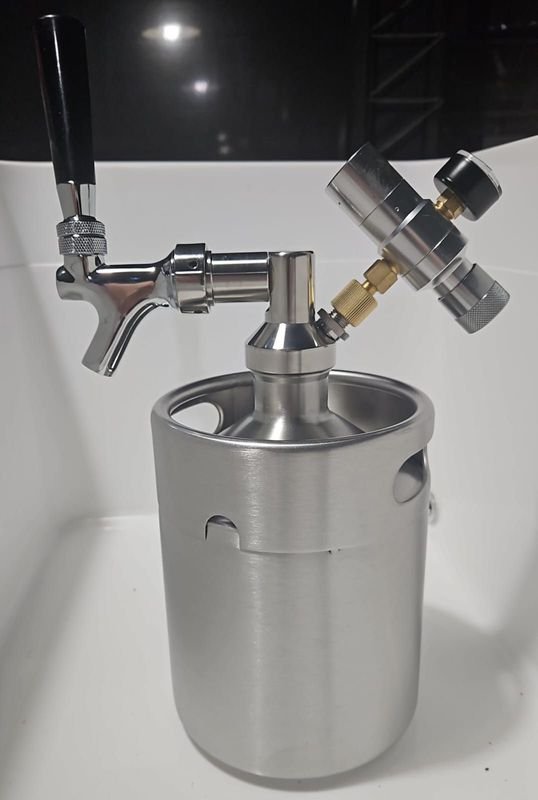Chopera ideal para cervezas artesanales con pico de 2 litros - imagen 1