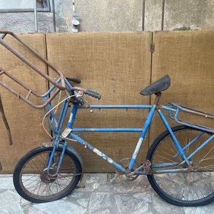 Bicicleta de Reparto Antigua con Canastos y Cartelería - imagen 6
