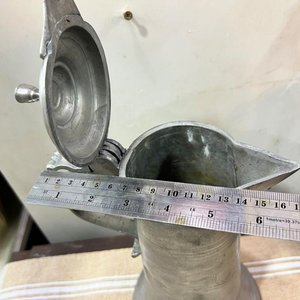 Jarra Antigua de Estaño con Tapa y Grabado - imagen 7