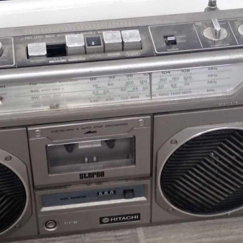 Radio grabador marca Hitachi con faltante de 2 botones del pasa cassette - imagen 3