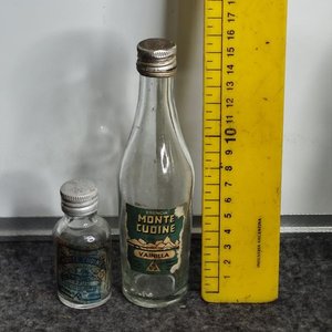 Lote siguiente: Dos Botellitas de Esencia Monte Cudine Vainilla y Azul