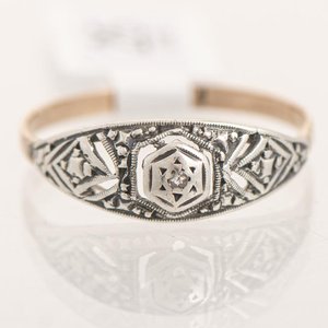 Lote siguiente: Anillo de Oro con Brillante y Diseño Art Decó