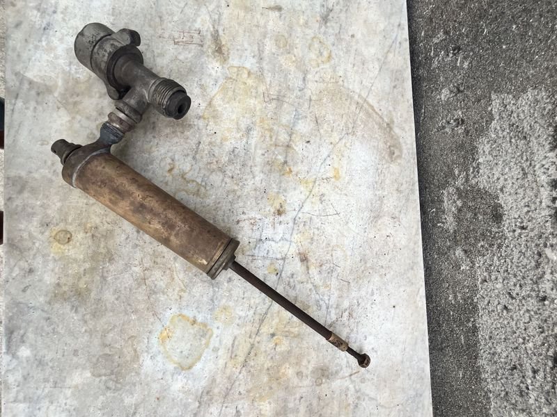 Antigua bomba de barril de bronce y hierro para cerveza - imagen 4