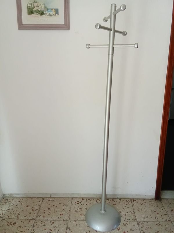 Perchero de metal para ropa y accesorios - imagen 2