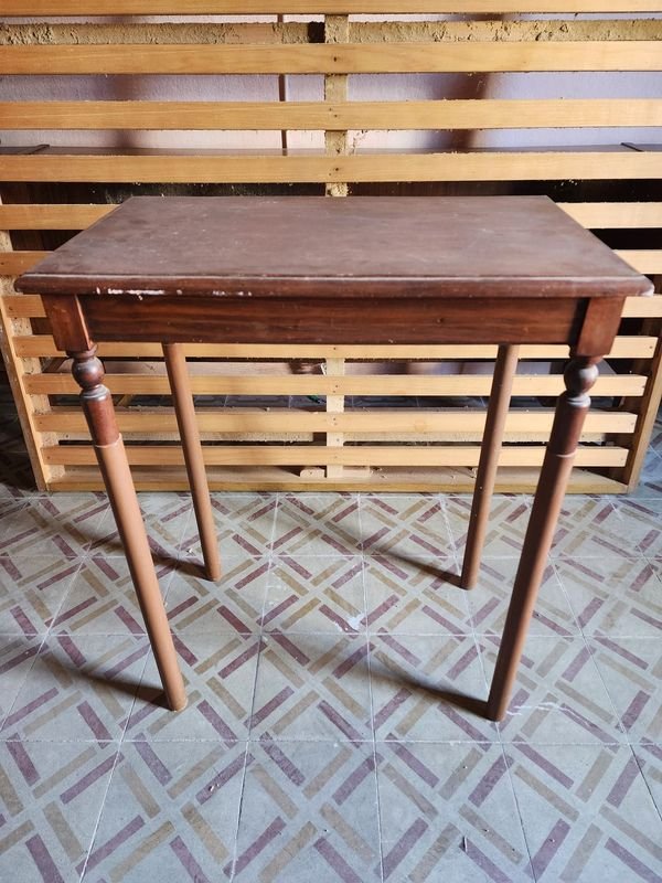 Mesa de Arrimo Delicada con Patas Torneadas