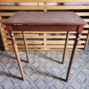 Lote anterior: Mesa de Arrimo Delicada con Patas Torneadas