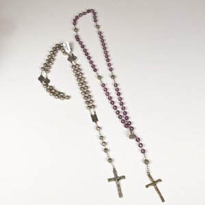 Dos Rosario de Cristal Morado y Cuentas Metálicas con Cruces - imagen 1