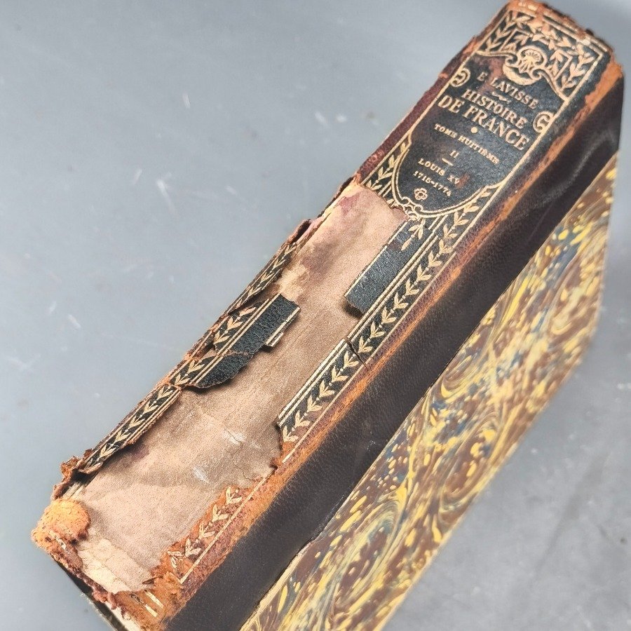 Libros antiguos y modernos, con detalles de estilo y materiales - imagen 17