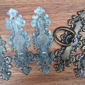 Lote de Herrajes y Tiradores Antiguos Ornamentales en Bronce - imagen 4