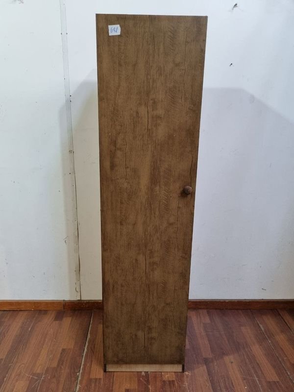 Mueble de una puerta con estantes interiores en tono madera