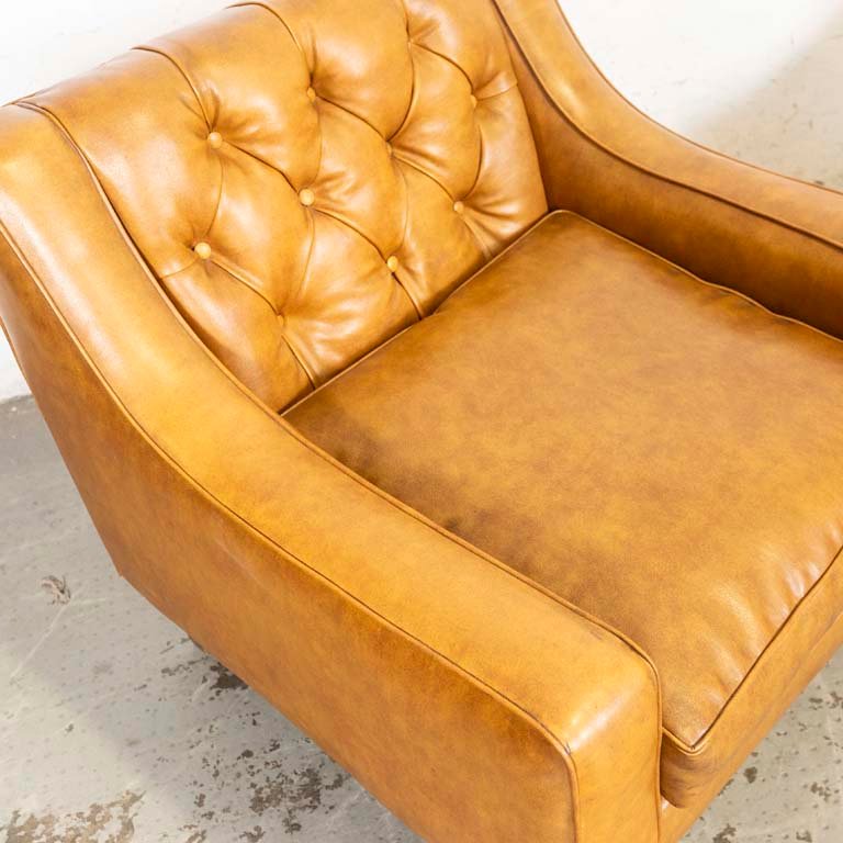 Sillones de cuero marrón con detalles de tapizado y respaldos capitoneados - imagen 3