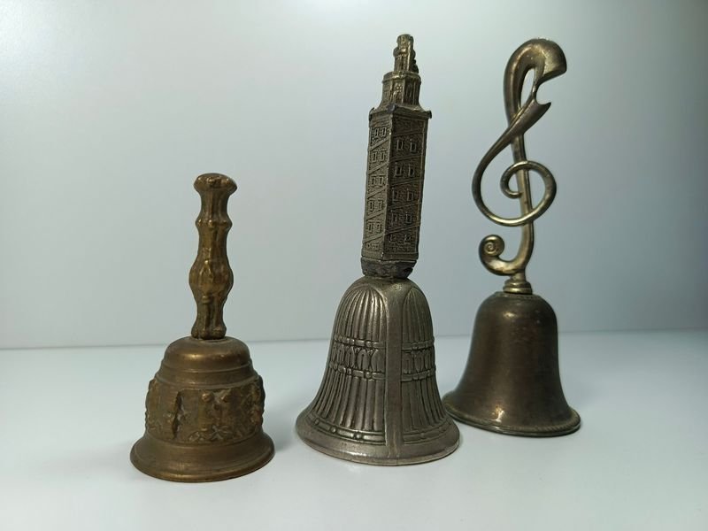 Antiguas campanillas funcionales con badajos originales - imagen 3