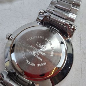 Reloj de Pulsera Q&Q Quartz Plateado con Cuadrante Blanco - imagen 2