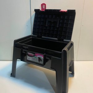 Banqueta Plástica Negra con Compartimento Organizador y Detalles Rosas - imagen 4