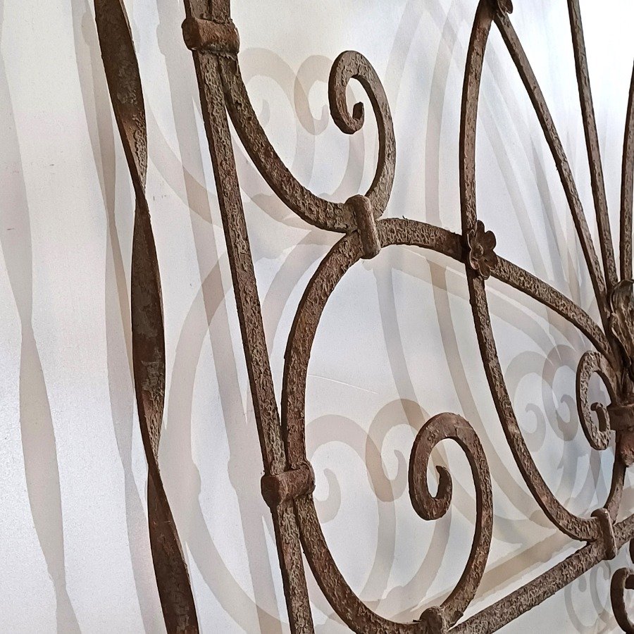 Reja antigua de hierro con diseño curvo - imagen 7