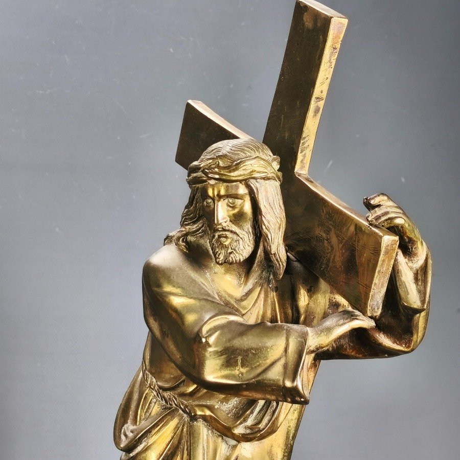 Estatua de bronce de Jesús cargando la cruz - imagen 10