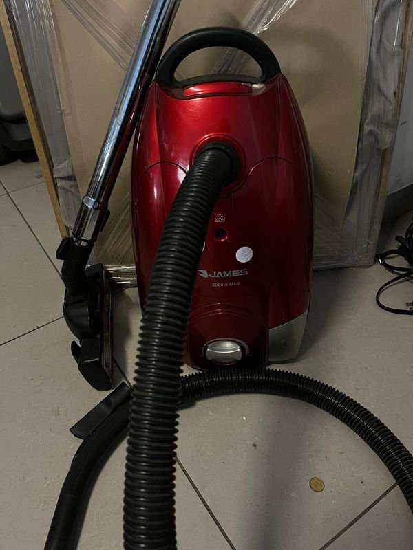 Aspiradora James Roja 2000W Max con Accesorios