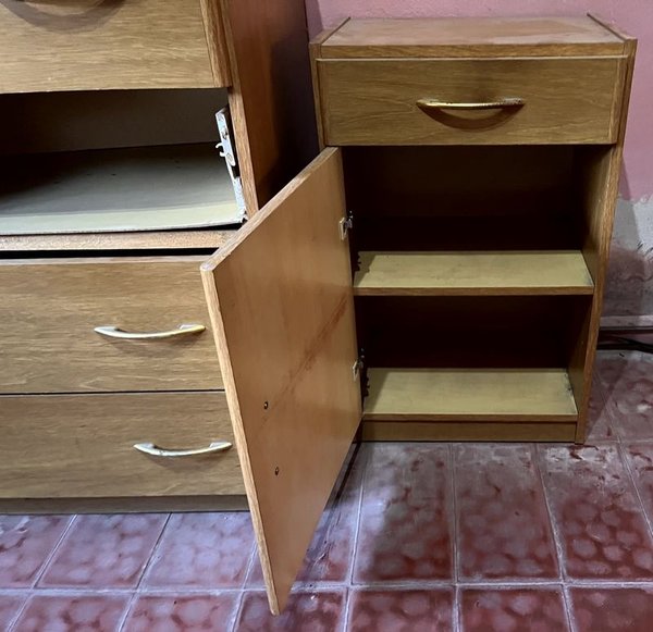 Muebles de Dormitorio: Cómoda y Mesa de Luz con Detalles de Desgaste - imagen 8