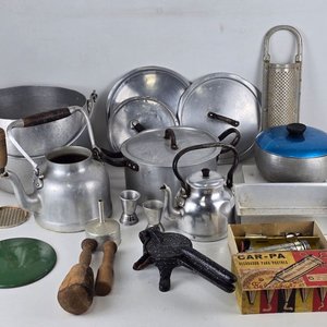Lote siguiente: Lote de Cacerolas, Ollas y Utensilios de Cocina de Aluminio
