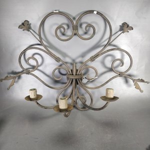 Lote siguiente: Aplique de Pared Grande de Hierro Forjado con Diseño de Hojas y Tres Luces