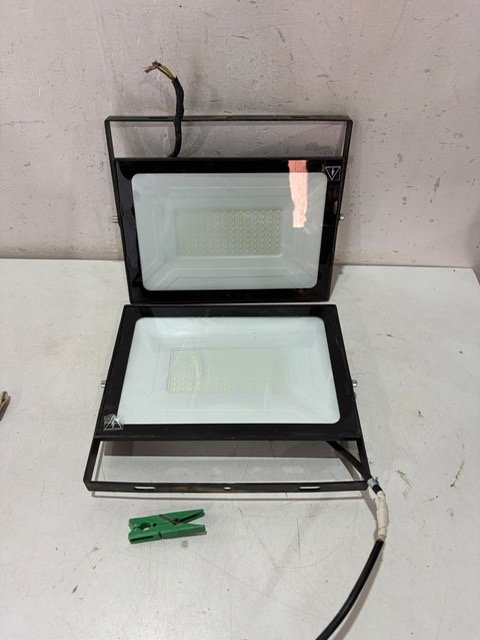 2 Reflectores LED Funcionando