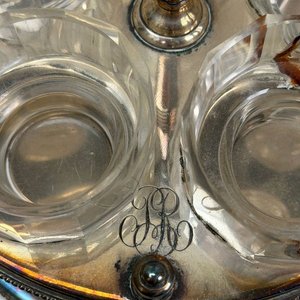 Christofle Vinagreras de Cristal con Base Metálica y Grabado Monograma - imagen 6