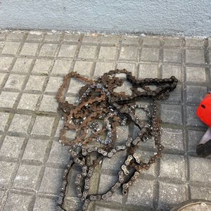 Motosierra a Repuesto con Accesorios: Espumas, Llave Francesa, Foco e Inflador - imagen 3