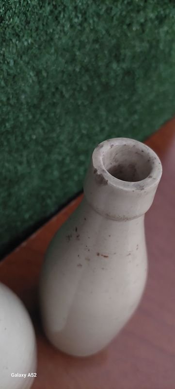 Tres botellas antiguas de cerámica blancas - imagen 4