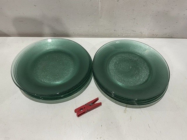 Lote siguiente: 12 platos llanos de vidrio
