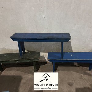 Tres bancos de madera rústicos, pintados - imagen 4