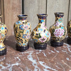 Lote de 5 Pequeños Floreros Esmaltados con Base de Madera - imagen 2