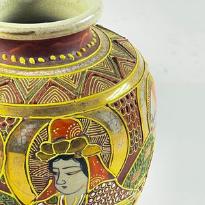 Florero Oriental de Porcelana con Figuras y Motivos Tradicionales - imagen 3