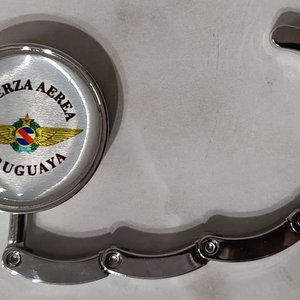 Colgador de Bolso Plegable con Escudo Fuerza Aérea Uruguaya - imagen 2