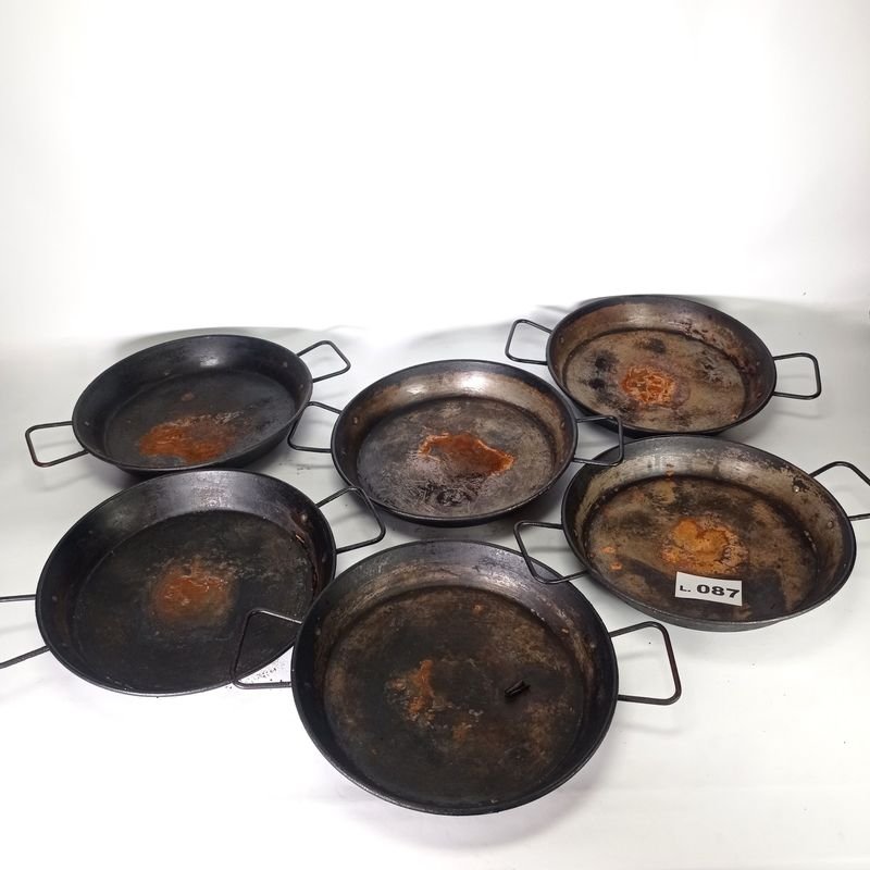 Paelleras de metal con rastro de óxido y asas - imagen 2