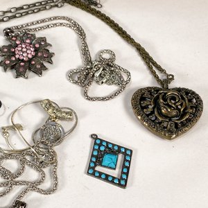 Seis Collares Variados con Dijes y Detalles - imagen 4