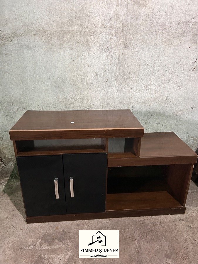 Rack de MDF con Puertas y Estantes