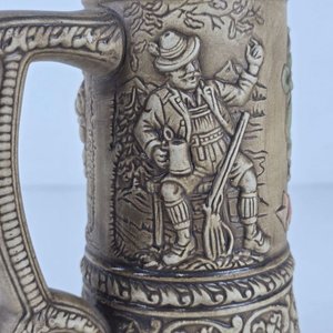 Jarra de Cerveza Antigua con Escudo de Frankfurt y Escenas Típicas - imagen 5