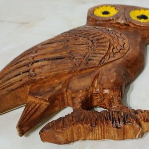 Búho Tallado en Madera con Detalles Pintados - imagen 2
