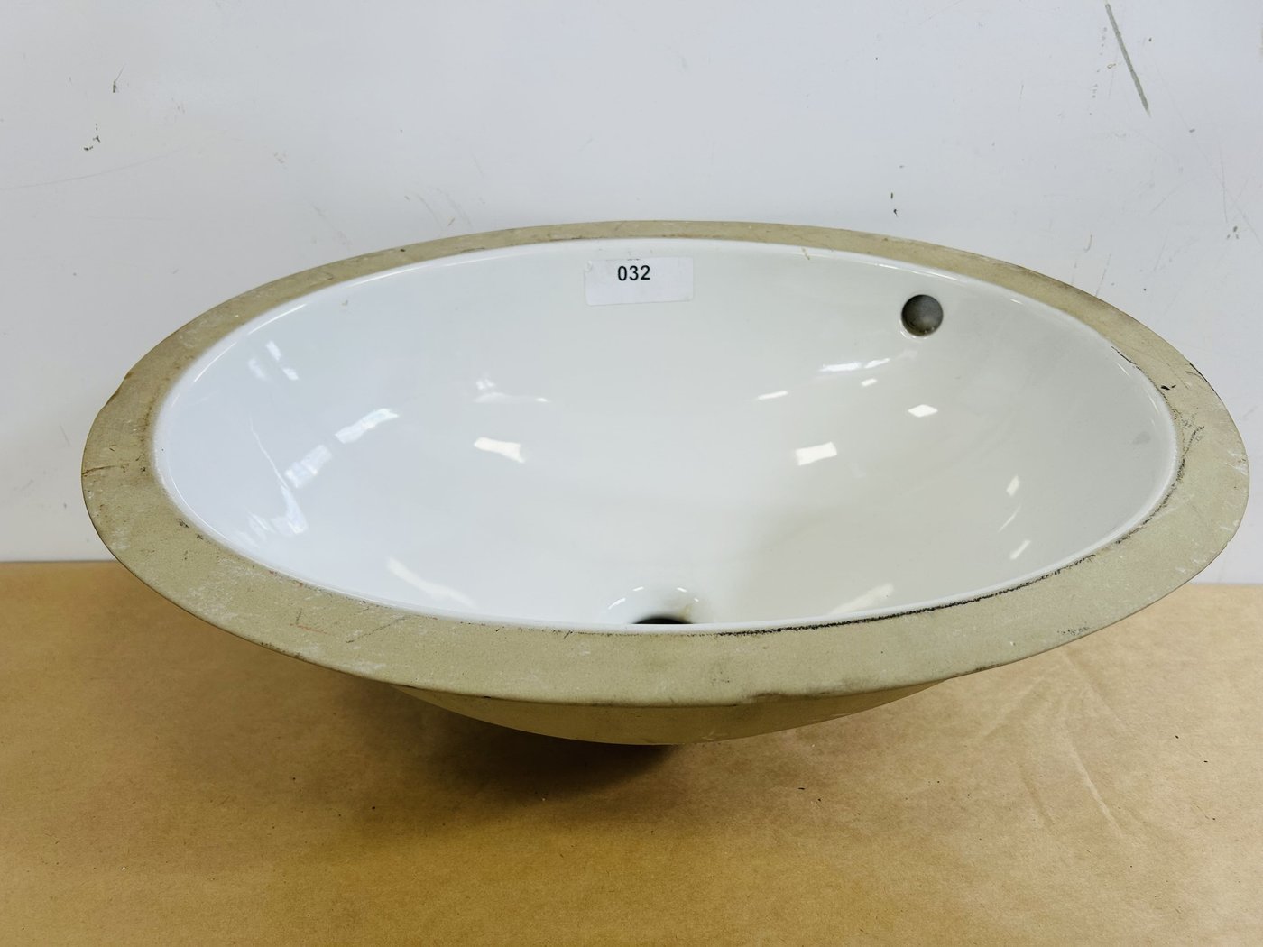 Lote #010R- Pileta de baño para empotrar – 51x35cm