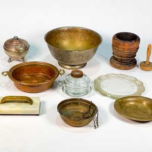 Lote siguiente: Lote de 9 piezas vintage: lámpara, mortero, bombonera y más