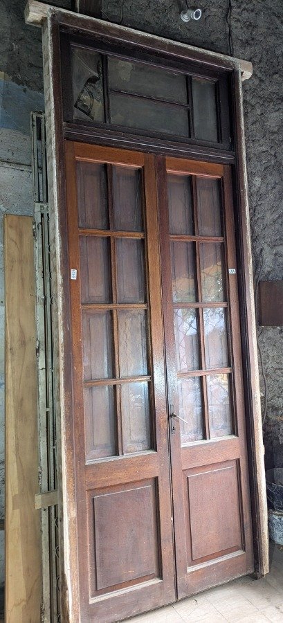 Puerta antigua con par de hojas batientes y banderola superior - imagen 10
