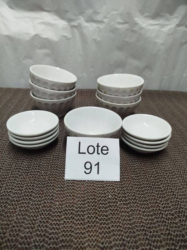 Set de 7 Recipientes para Salsa y 8 Mini Platitos