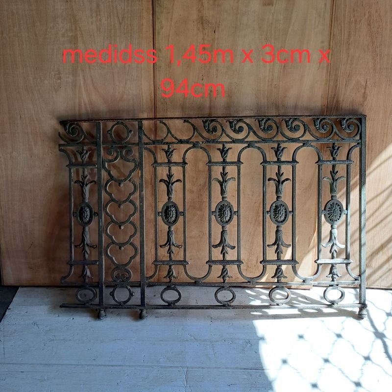 Reja balconera antigua en hierro forjado con apliques de hierro fundido - imagen 7