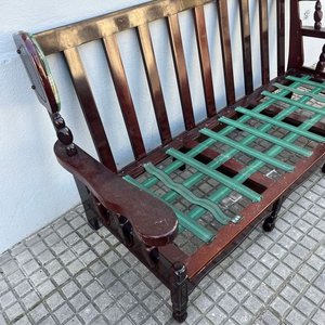 Sillón de madera oscura con detalles a cuadros - imagen 6