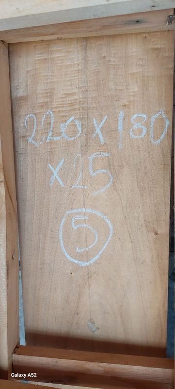 Estantería en madera con escalera y tablones - imagen 4